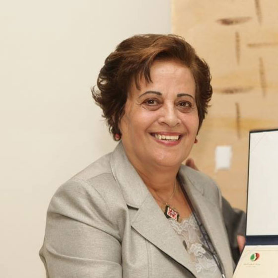 سيدة من الناصرة تعثر على تفاحة نادرة نصفها احمر ونصفها اخضر صورة رقم 7