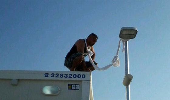 سوري يخير الدول الاوربية.. اما اقتل نفسي واما تقبلوني لاجئا صورة رقم 1