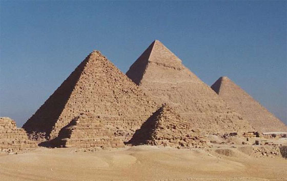 شبح مخيف.. اسمه الغرق يقترب من الاهرامات صورة رقم 2