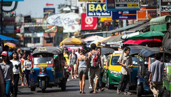 لماذا طلبت تايلندا من كل سائح يفد اليها ان يحمل سوارا يميزه؟ صورة رقم 1