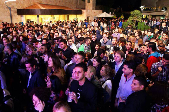 بالصور.. للبيرة طقوس في رام الله تشبه مهرجان البيرة بالمانيا صورة رقم 15