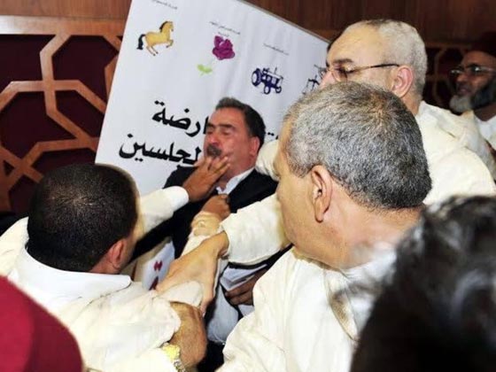 على طريقة سواريز.. برلماني مغربي يعض اصبع زميله صورة رقم 2