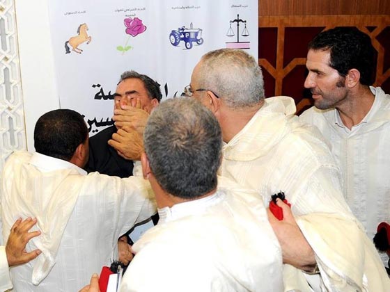 على طريقة سواريز.. برلماني مغربي يعض اصبع زميله صورة رقم 1