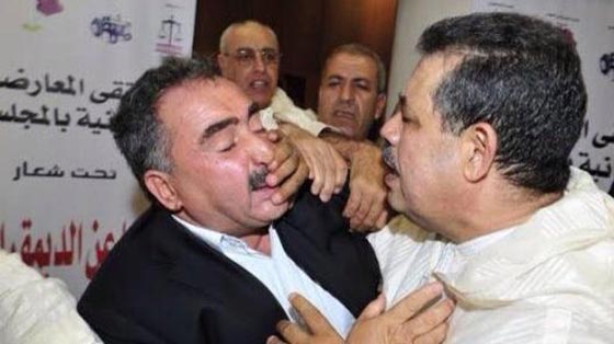 على طريقة سواريز.. برلماني مغربي يعض اصبع زميله صورة رقم 4