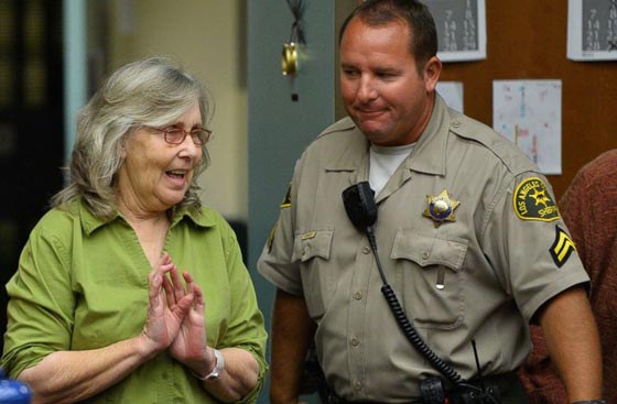 تبرئة امريكية من تهمة قتل زوجها بعد 17 قضتها بالسجن! صورة رقم 1