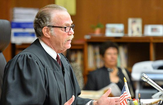 تبرئة امريكية من تهمة قتل زوجها بعد 17 قضتها بالسجن! صورة رقم 5