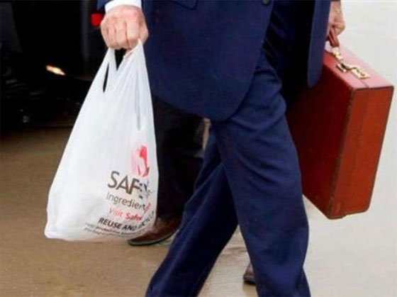 ماذا كان يحمل جون كيري بالكيس الابيض الذي شغل مواقع التواصل؟ صورة رقم 2