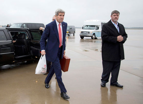 ماذا كان يحمل جون كيري بالكيس الابيض الذي شغل مواقع التواصل؟ صورة رقم 1