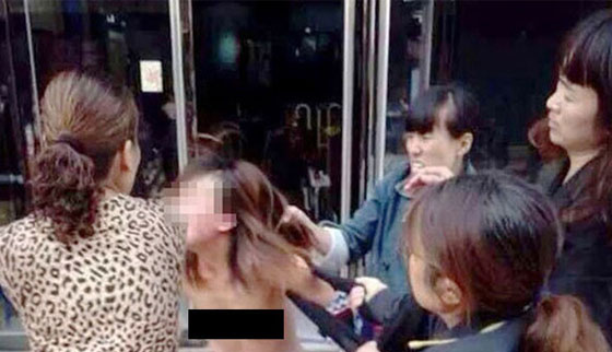 زوجة رجل صيني تعاقب عشيقته بالضرب المبرح في الشارع العام صورة رقم 1