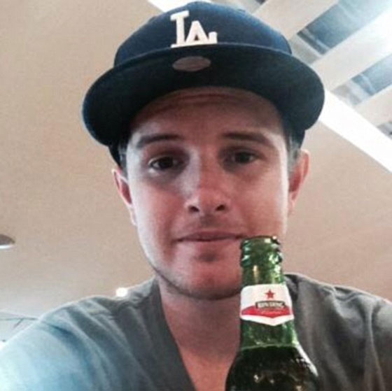 بالصور.. عنكبوت يتسلل الى بطن استرالي في بالي ويستوطن فيه صورة رقم 5