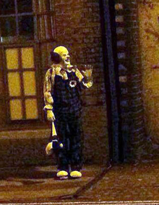 مهرج يحمل سلاحا يثير الرعب في ثلاث بلدات فرنسية ويلاحق الطلاب صورة رقم 1 مهرج يحمل سلاحا يثير الرعب في ثلاث بلدات فرنسية ويلاحق الطلاب صورة رقم 1