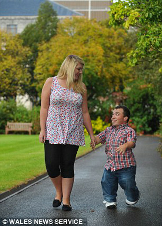 مطعم يتعامل مع قزم برفقة خطيبته على انه طفل ويحرجه صورة رقم 4