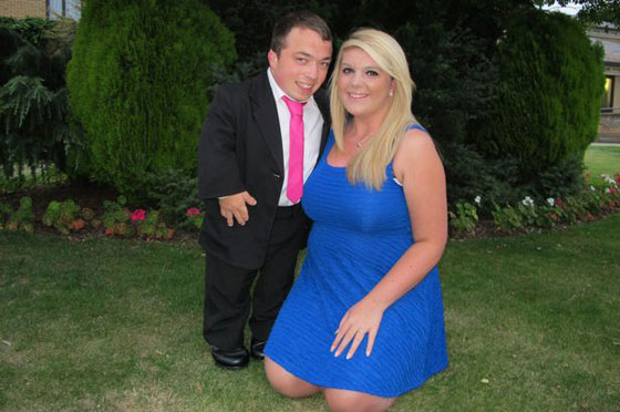 مطعم يتعامل مع قزم برفقة خطيبته على انه طفل ويحرجه صورة رقم 1