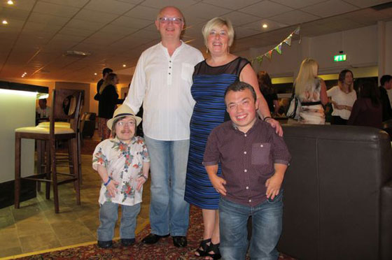 مطعم يتعامل مع قزم برفقة خطيبته على انه طفل ويحرجه صورة رقم 2