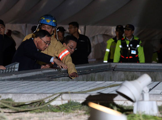 مقتل 16 شخصا في انهيار مسرح بحفل موسيقي في كوريا صورة رقم 4