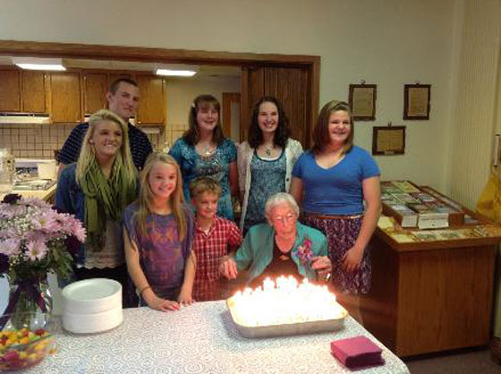 مُعمّرة تصغر عمرها كُرمى لعيني الفيسبوك صورة رقم 2