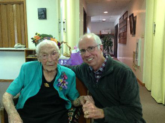 مُعمّرة تصغر عمرها كُرمى لعيني الفيسبوك صورة رقم 1