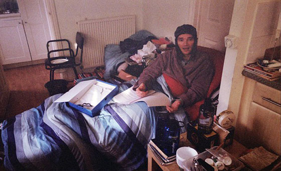 بريطاني حساس للكهرباء والـ واي فاي لا يغادر بيته المضاء بالشمع صورة رقم 3 بريطاني حساس للكهرباء والـ واي فاي لا يغادر بيته المضاء بالشمع صورة رقم 3