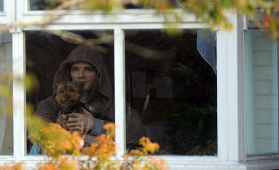 بريطاني حساس للكهرباء والـ واي فاي لا يغادر بيته المضاء بالشمع صورة رقم 1 بريطاني حساس للكهرباء والـ واي فاي لا يغادر بيته المضاء بالشمع صورة رقم 1