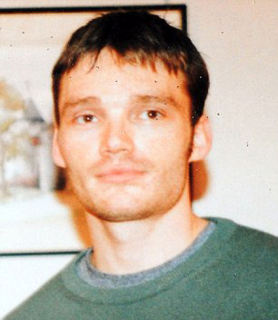 بريطاني حساس للكهرباء والـ واي فاي لا يغادر بيته المضاء بالشمع صورة رقم 4 بريطاني حساس للكهرباء والـ واي فاي لا يغادر بيته المضاء بالشمع صورة رقم 4