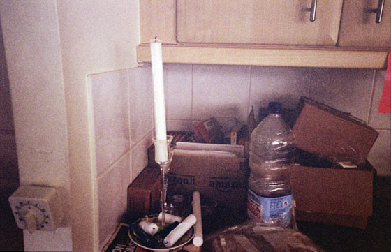 بريطاني حساس للكهرباء والـ واي فاي لا يغادر بيته المضاء بالشمع صورة رقم 5 بريطاني حساس للكهرباء والـ واي فاي لا يغادر بيته المضاء بالشمع صورة رقم 5