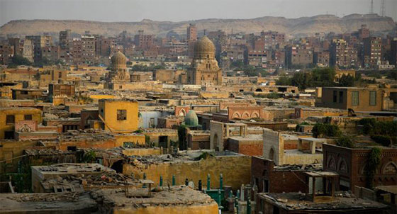 بالصور.. الاحياء يزاحمون الموتى في اكبر مقابر مدن العالم!! صورة رقم 3