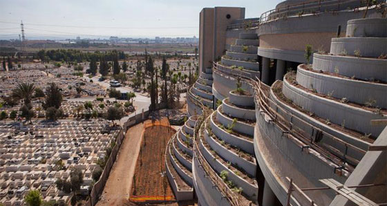 بالصور.. الاحياء يزاحمون الموتى في اكبر مقابر مدن العالم!! صورة رقم 1