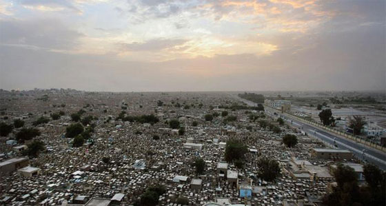 بالصور.. الاحياء يزاحمون الموتى في اكبر مقابر مدن العالم!! صورة رقم 2