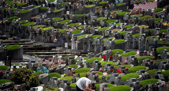 بالصور.. الاحياء يزاحمون الموتى في اكبر مقابر مدن العالم!! صورة رقم 4