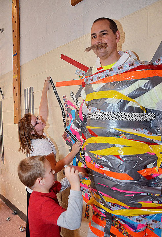 امنية غريبة تتحقق.. طلاب المدرسة يعلقون مديرها على الحائط!! صورة رقم 1 امنية غريبة تتحقق.. طلاب المدرسة يعلقون مديرها على الحائط!! صورة رقم 1