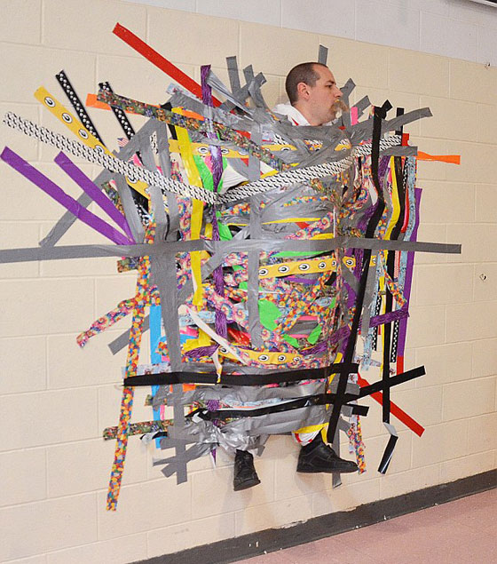 امنية غريبة تتحقق.. طلاب المدرسة يعلقون مديرها على الحائط!! صورة رقم 2 امنية غريبة تتحقق.. طلاب المدرسة يعلقون مديرها على الحائط!! صورة رقم 2