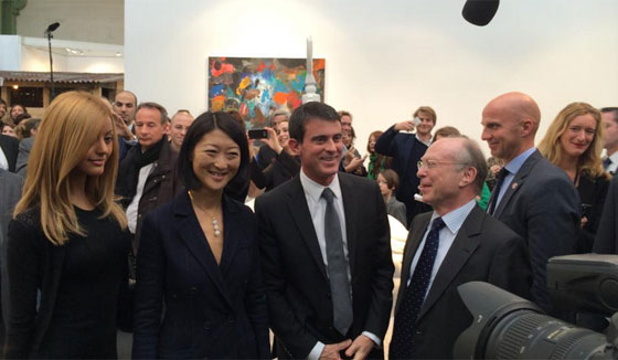 تلميعا لاسمها.. فتاة ليل تقتنص صورة مع وزير فرنسي صورة رقم 2