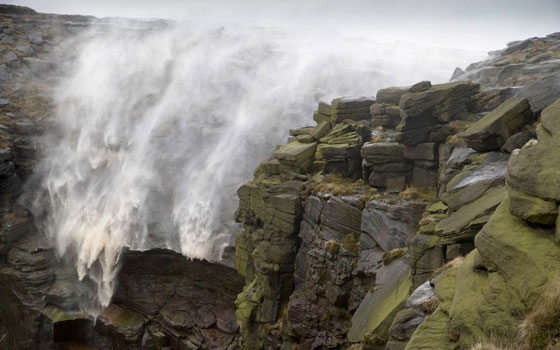 صور الاسبوع: امرأة غاضبة تفكك آلة الصرف الآلي، متظاهر فلسطيني سقوط شاحنة وفرسان المغرب صورة رقم 10