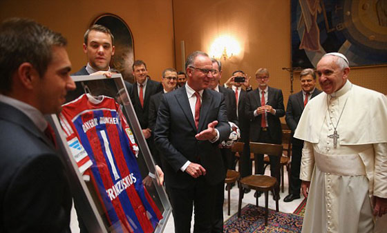 البابا فرنسيس يستبدل قبعته البابوية بقبعة بيسبول صورة رقم 2 البابا فرنسيس يستبدل قبعته البابوية بقبعة بيسبول صورة رقم 2