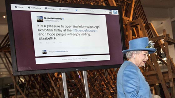 الملكة اليزابيث تضع خطوتها الاولى في عالم التواصل الاجتماعي بتغريدة مميزة صورة رقم 1