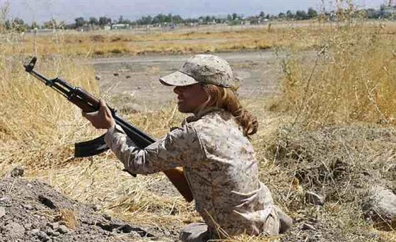 بالصور.. انباء عن قيام داعش بذبح مقاتلة كردية انتقاما لمقتل جنوده صورة رقم 2