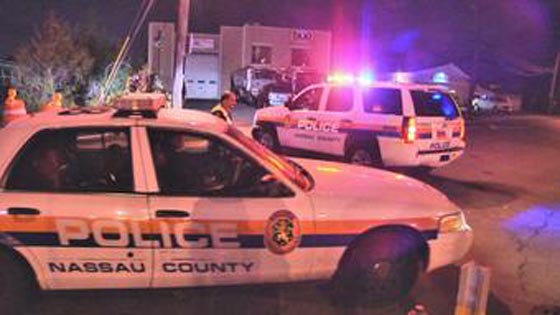 مأساة .. امرأة مقطوعة الراس في شقتها وابنها ينتحر تحت عجلات القطار صورة رقم 3