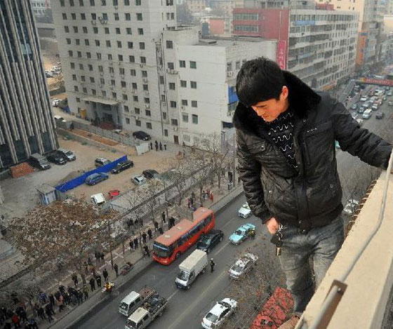 رجل صيني يبتكر طريقة لا تخطر على البال للحصول على المال صورة رقم 1