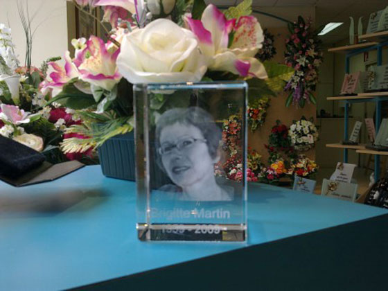 امرأة تصاب بالصدمة عندما شاهدت صورتها على لوازم دفن الموتى صورة رقم 1