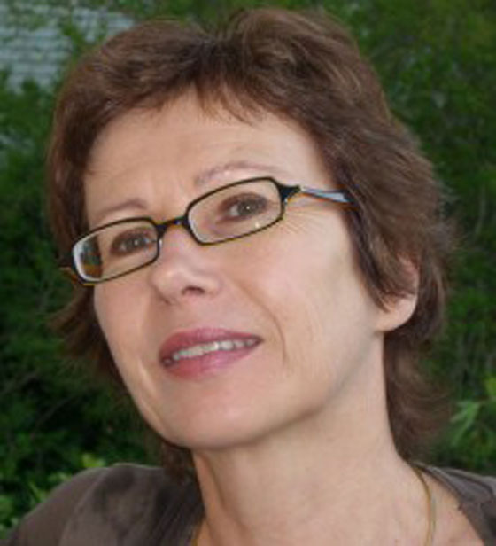 امرأة تصاب بالصدمة عندما شاهدت صورتها على لوازم دفن الموتى صورة رقم 2