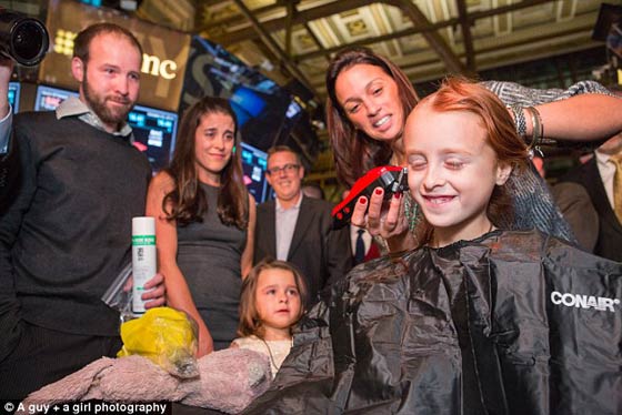 الطفلة هانا تحلق شعرها الجميل تضامنا مع شقيقتها المصابة بالسرطان صورة رقم 1