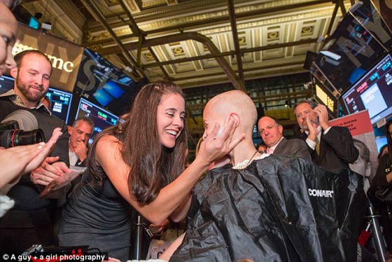 الطفلة هانا تحلق شعرها الجميل تضامنا مع شقيقتها المصابة بالسرطان صورة رقم 3