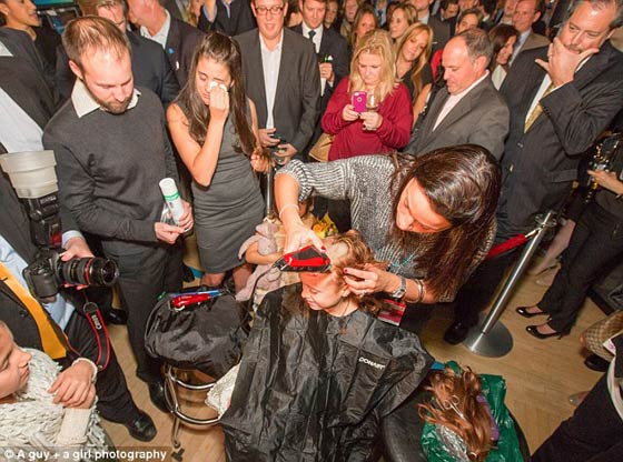 الطفلة هانا تحلق شعرها الجميل تضامنا مع شقيقتها المصابة بالسرطان صورة رقم 2