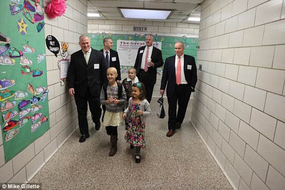 الطفلة هانا تحلق شعرها الجميل تضامنا مع شقيقتها المصابة بالسرطان صورة رقم 4