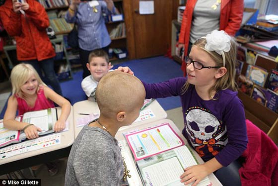 الطفلة هانا تحلق شعرها الجميل تضامنا مع شقيقتها المصابة بالسرطان صورة رقم 5