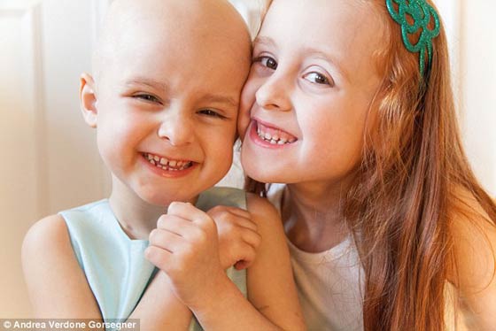 الطفلة هانا تحلق شعرها الجميل تضامنا مع شقيقتها المصابة بالسرطان صورة رقم 7