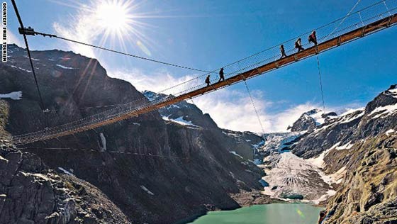 بالصور.. شاهد أغرب وأخطر جسور المشاة حول العالم صورة رقم 3