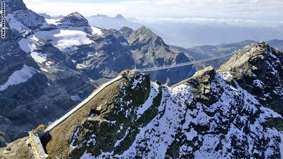 بالصور.. شاهد أغرب وأخطر جسور المشاة حول العالم صورة رقم 1