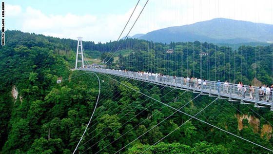 بالصور.. شاهد أغرب وأخطر جسور المشاة حول العالم صورة رقم 10