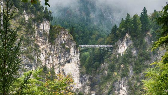 بالصور.. شاهد أغرب وأخطر جسور المشاة حول العالم صورة رقم 6